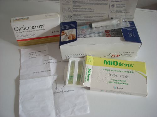 注射器と処方箋にて薬を購入