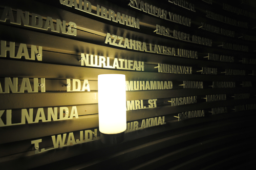 津波博物館の一室。犠牲者の名前が書かれたプレートが壁に並ぶ。