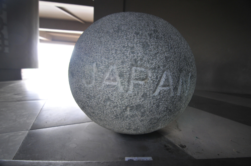 津波博物館１階に並べられた石。支援を受けた証として、「ＪＡＰＡＮ」の文字が刻まれている。