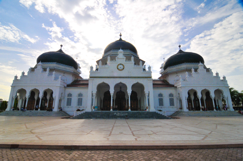 インドネシアで最も美しいとされるバイトゥラフマン・モスク。津波で被災したが、海外からの支援を受け、今では被災の面影はない。