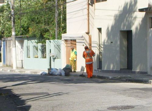 サンパウロの公共道路を掃除する市の清掃職員の男性