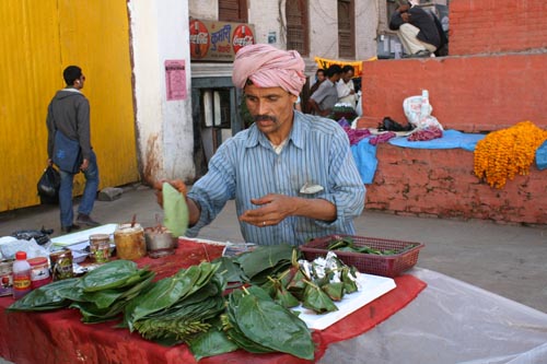 作業は手早く。この道ウン十年？ベテランの風格