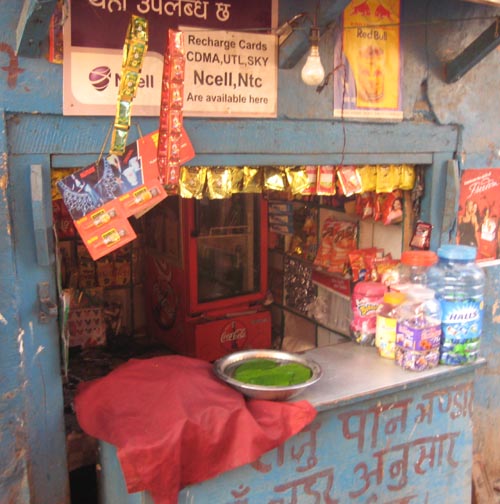 タバコやガム、飴と一緒にこんなお店で売られています