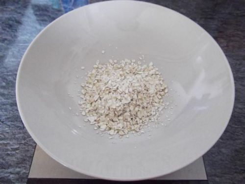 調理前のオートミール。別名カラス麦とも呼ばれる押し麦のことです