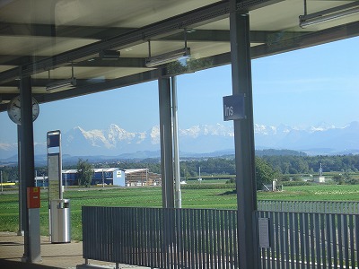 各駅停車の列車でのんびり旅をすると、無人駅ではこのようにスイスらしい風景が広がっていることも