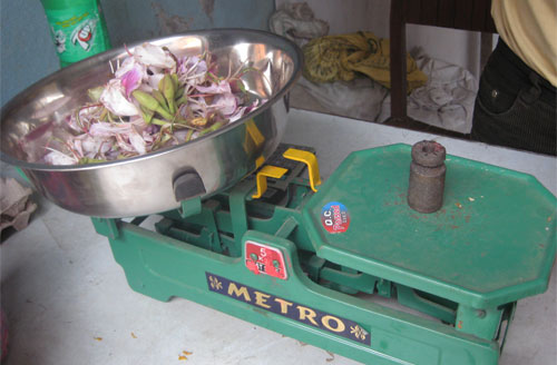 1kg 50ルピー（60円）秤には1パウ（200ｇ）なので12円分）