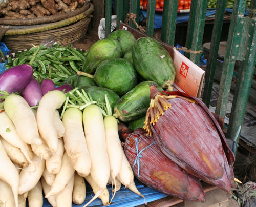 赤紫でラグビーボールのような形のものがバナナの花