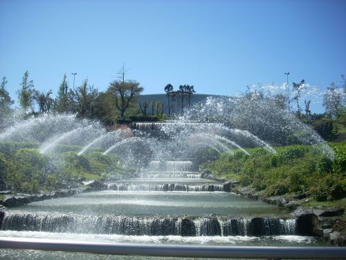 公園南部の人工の滝