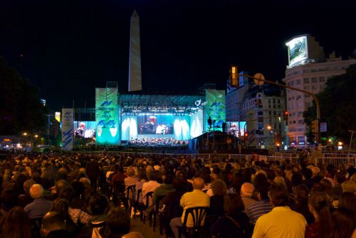 街のシンボルオベリスコではロシアンシンフォニーオーケストラによる演奏が披露された。(画像：The Argentina Independent より)