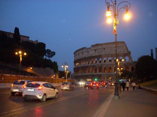 コロッセオとフォリ・インペリアーリ通りの街灯