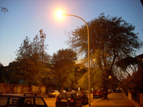 住宅街の通りの夜の街灯