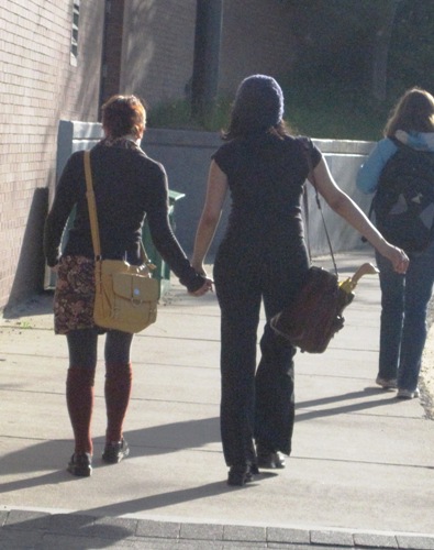 仲よく手をつないで歩く、女性同士のカップル