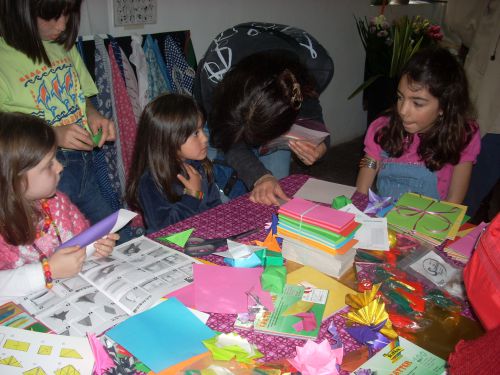 折り紙教室コーナーで折り紙を楽しむ子供達
