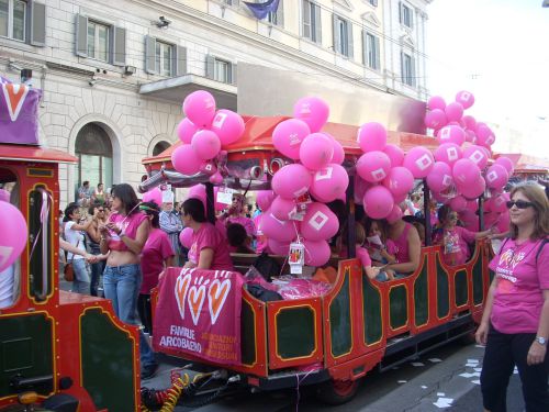 パレード：同性愛者親の会による子供を乗せたパレード車