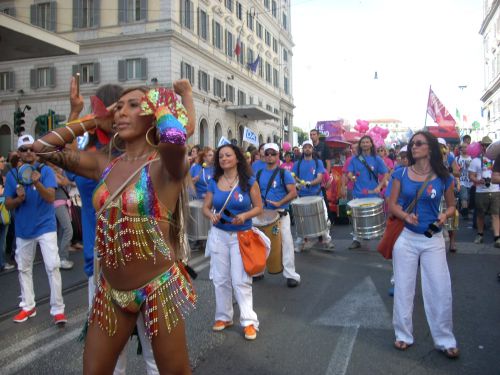 パレード：リオのカーニバル並、男性？ダンサーに続く楽団
