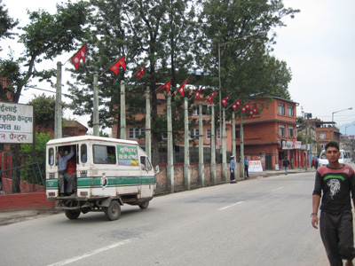 祝日になるとこのように国旗が掲げられますが、突然の決定に間に合わず？普段どおりの街中でした