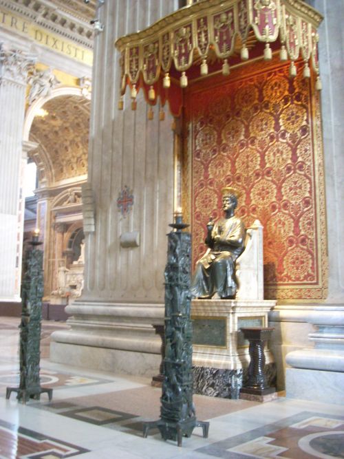 サン・ピエトロ寺院内の中央部にある聖ペテロのブロンズ像