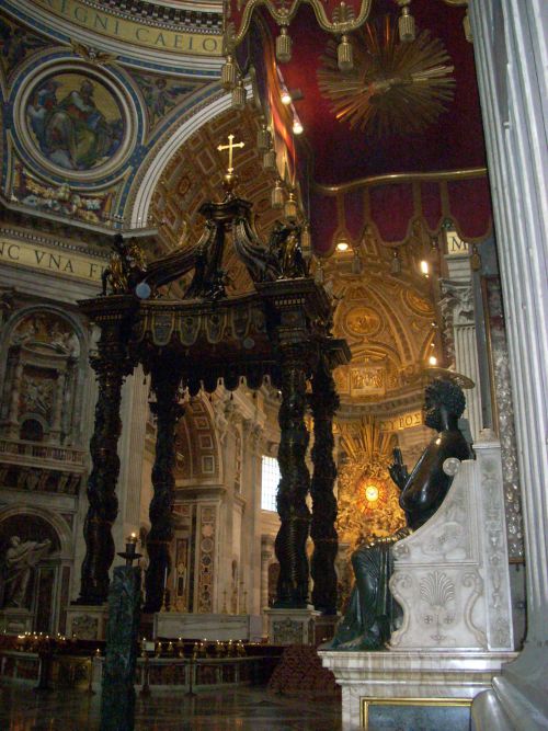 聖ペテロの像越しに見るサン・ピエトロ寺院の中央祭壇