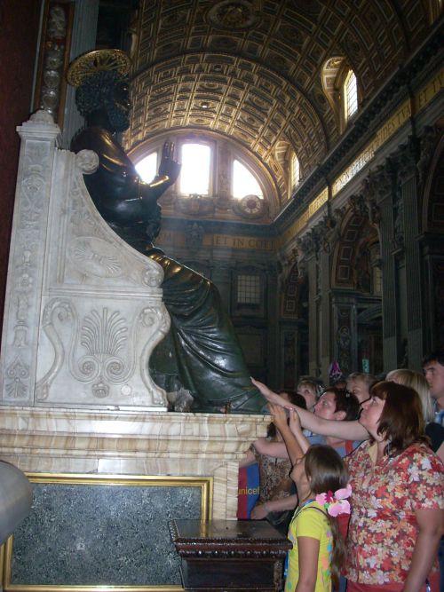 聖ペテロ像の右足に触れる人々