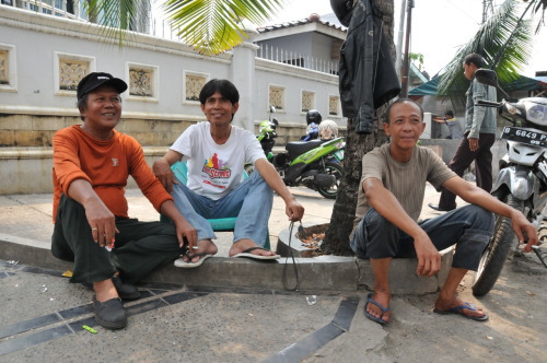 家の前でのんびりするインドネシア人たち