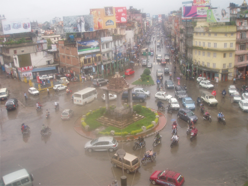 雨の日でもバイク。車は平気で泥水を撥ねて走ります…