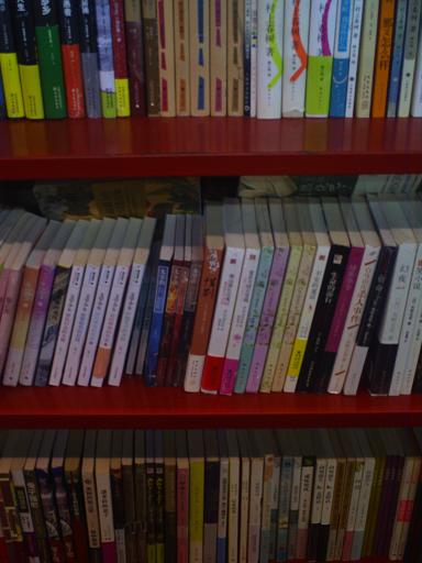 本屋の日本人作家コーナー。どんどん翻訳されてます