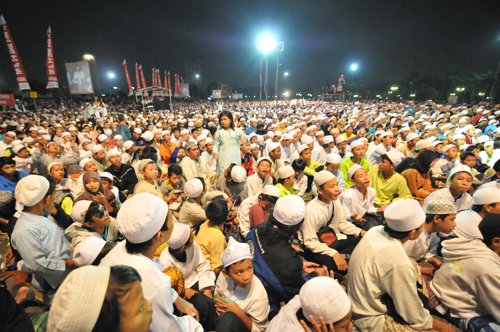 広場に集まったイスラム教徒たち