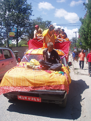 通りには楽団を引き連れたこんな車も。クリシュナのハリボテ