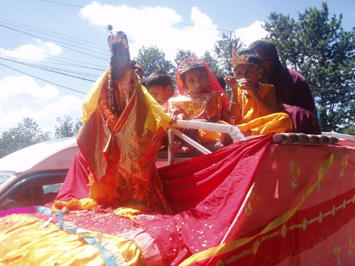子どもたちをクリシュナに見立てて仮装させています