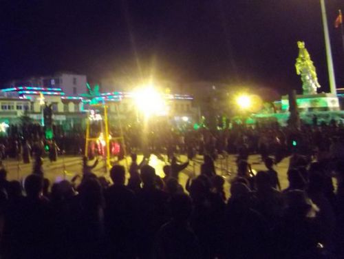 前日の夜から広場で踊り始めます。チベット族は歌と踊りの民族です