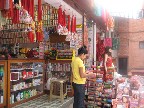 市場の一角にあるお店。お化粧品やアクセサリーが並んでいます