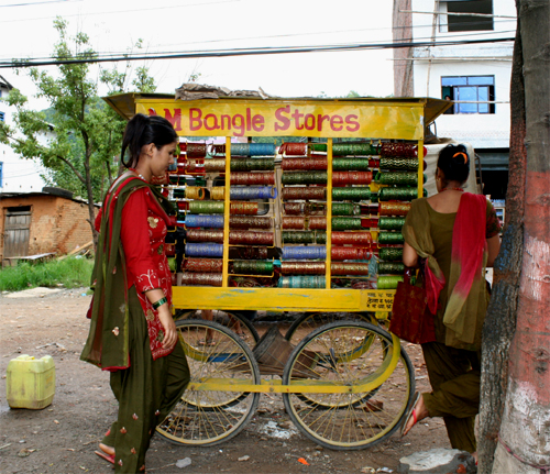 どれにしようかしら？ワゴンの周りをまわっています