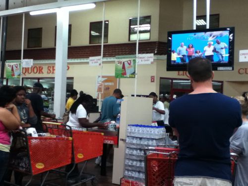 スーパーも、混んでいる。ハリケーン前日に買い占める人々。