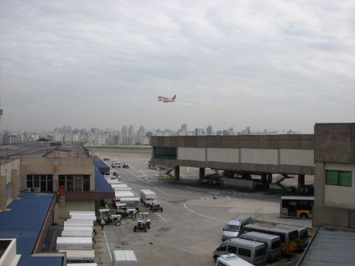 サンパウロ市内のコンゴーニャス国際空港で離陸した飛行機