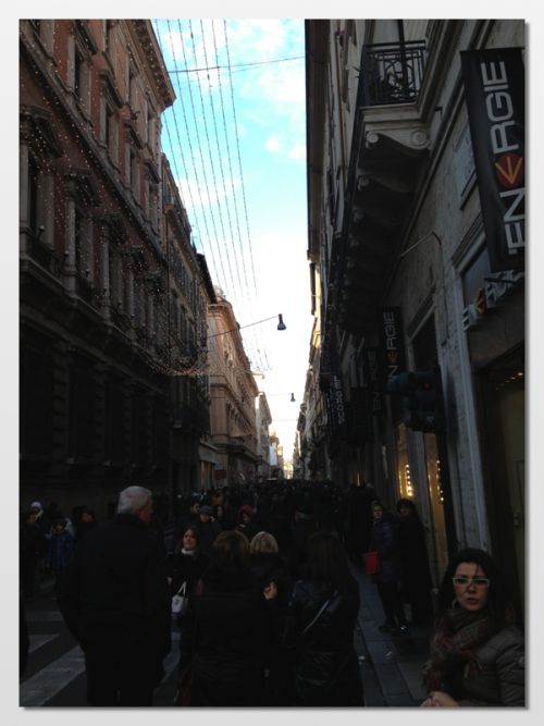こちらはカジュアルな人気のお店が立ち並ぶVia del Corso（コルソ通り）