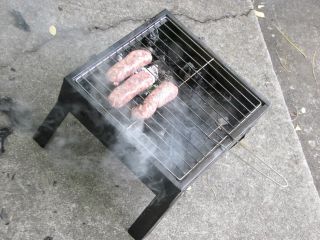 キャンプ用の小型BBQは、持ち運びがとても楽チン