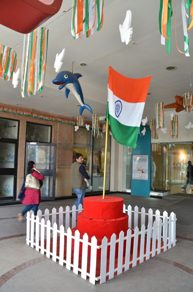 モールの大きな子どもの遊び場でも国旗が飾られています