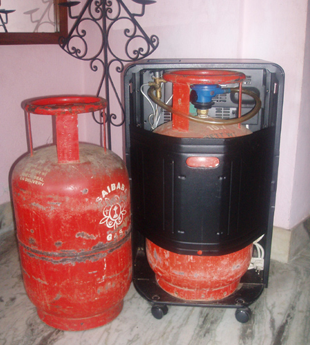 後ろ丸出しです。