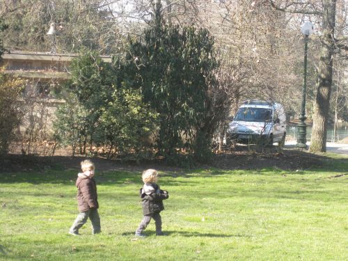 公園内を散歩する子供たち