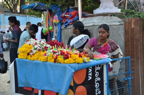 ヒンドゥー教徒がお供えをするための花が売られています