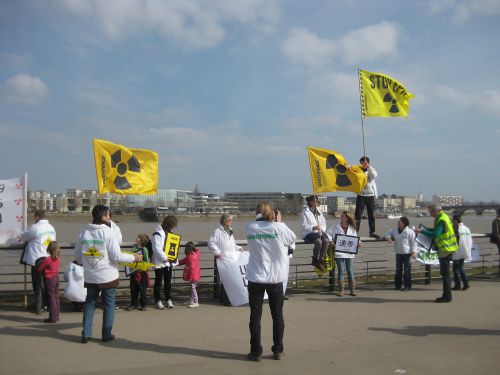 原発反対の旗を掲げる人々