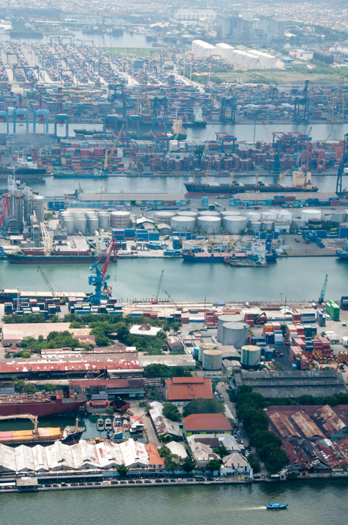 タンジュン・プリオク港。日本政府の支援による港湾保安の強化も行われている