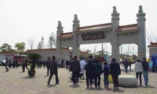 上海・浦東にある霊園。ピーク時間を過ぎてもお参りする人は絶えません。