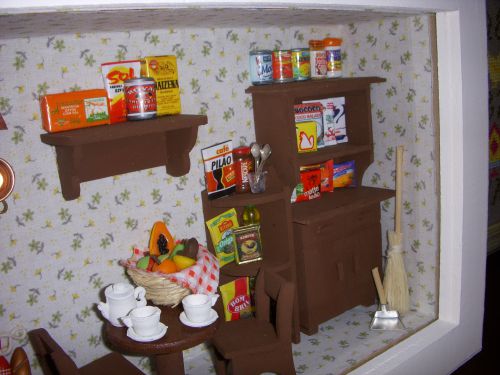 ブラジルの有名ブランドの食料品や台所用品、家財道具などのミニチェアで作った「箱部屋」