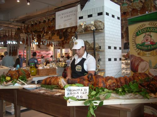 ローマ名物豚の丸焼き、ポルケッタの展示販売