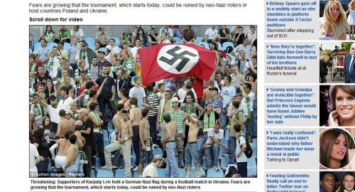 Mail Onlineより；ヒットラー万歳を連呼する反ユダヤ主義（ネオナチ）の群集