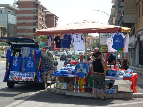 道路脇で販売されるイタリアサッカー応援グッズ