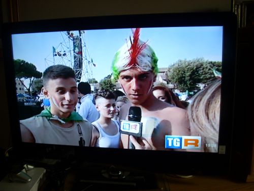 バロテッリ・イタリアンカラースタイルで応援する若者のTV映像