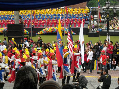 パレードの衣装も国旗と同じ色