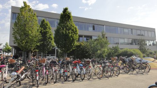 学校に自転車通学する生徒も多いです